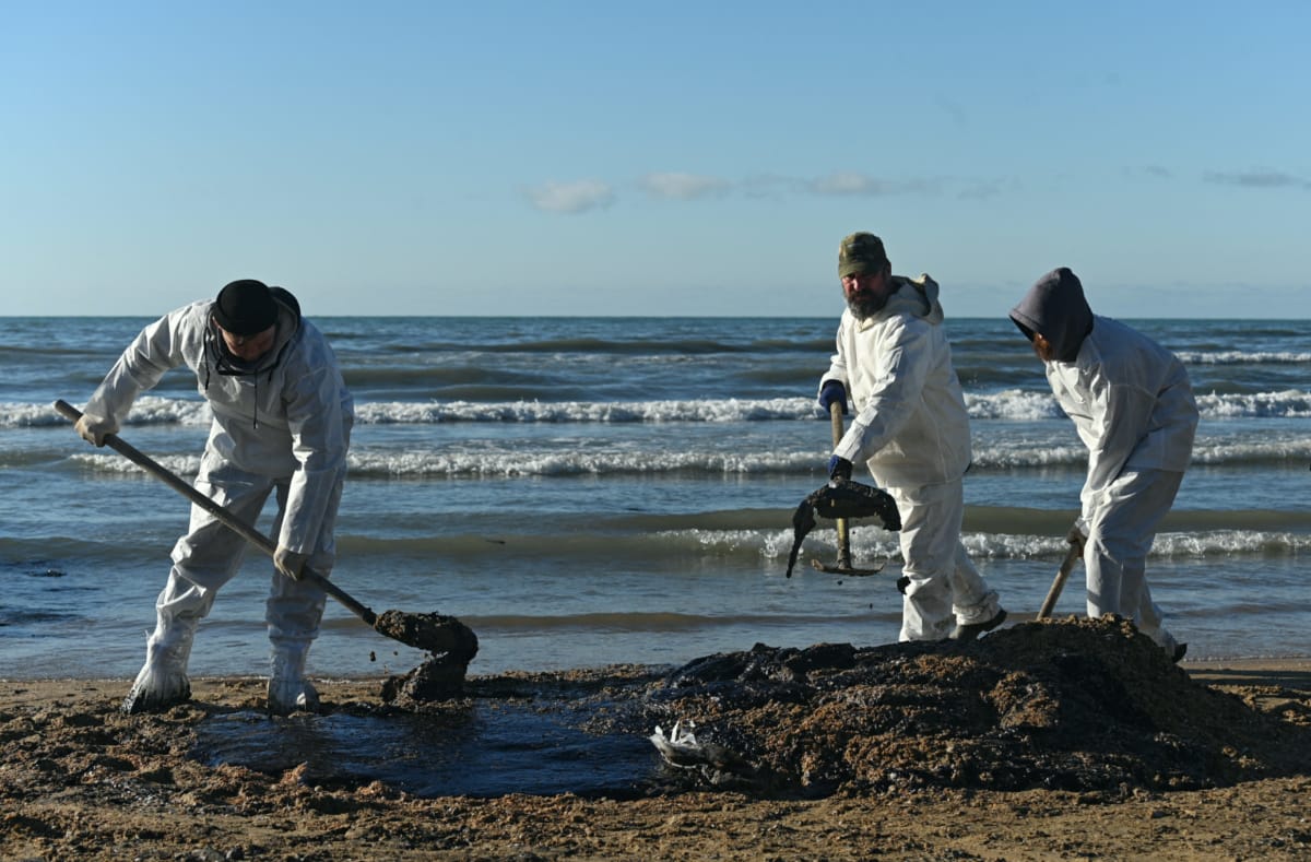 Oil Spill in Sevastopol Declared Regional Emergency in Crimea