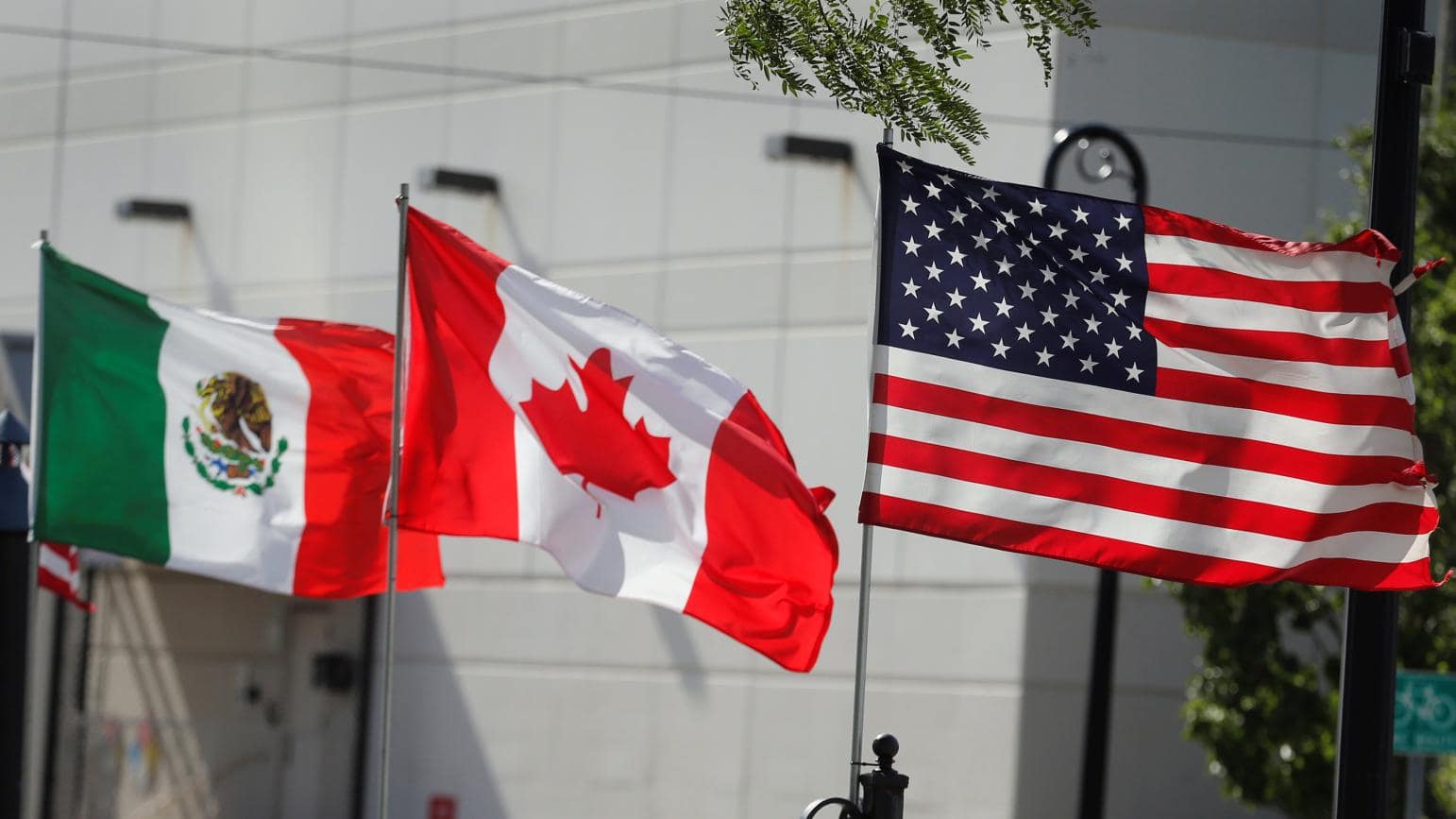 US Tariffs on Canada Raised to 35%, Mexico Granted 90-Day Extension