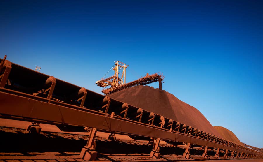 Iron Ore Prices Decline Amid Economic Tensions and Global Tariffs